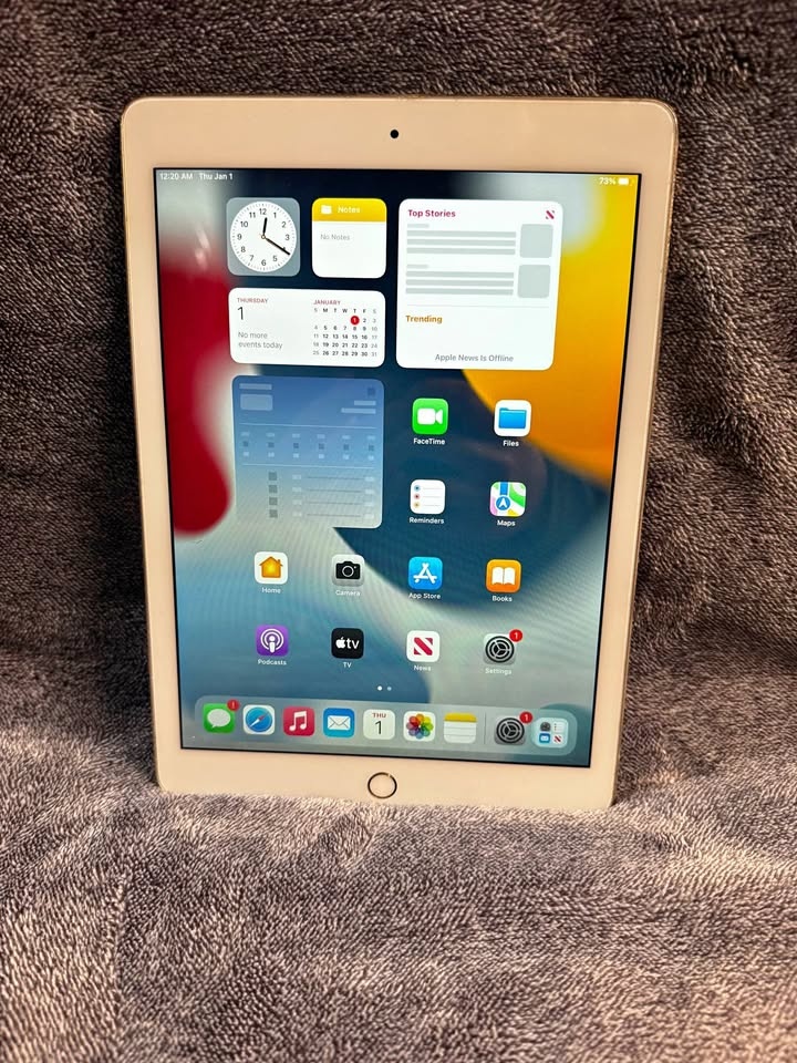 iPad Air 2 128GB Gold with NEW charging cable!