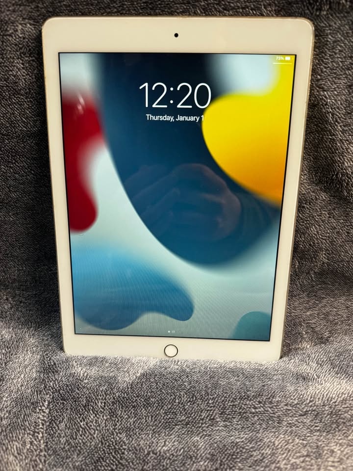 iPad Air 2 128GB Gold with NEW charging cable! - photo 2