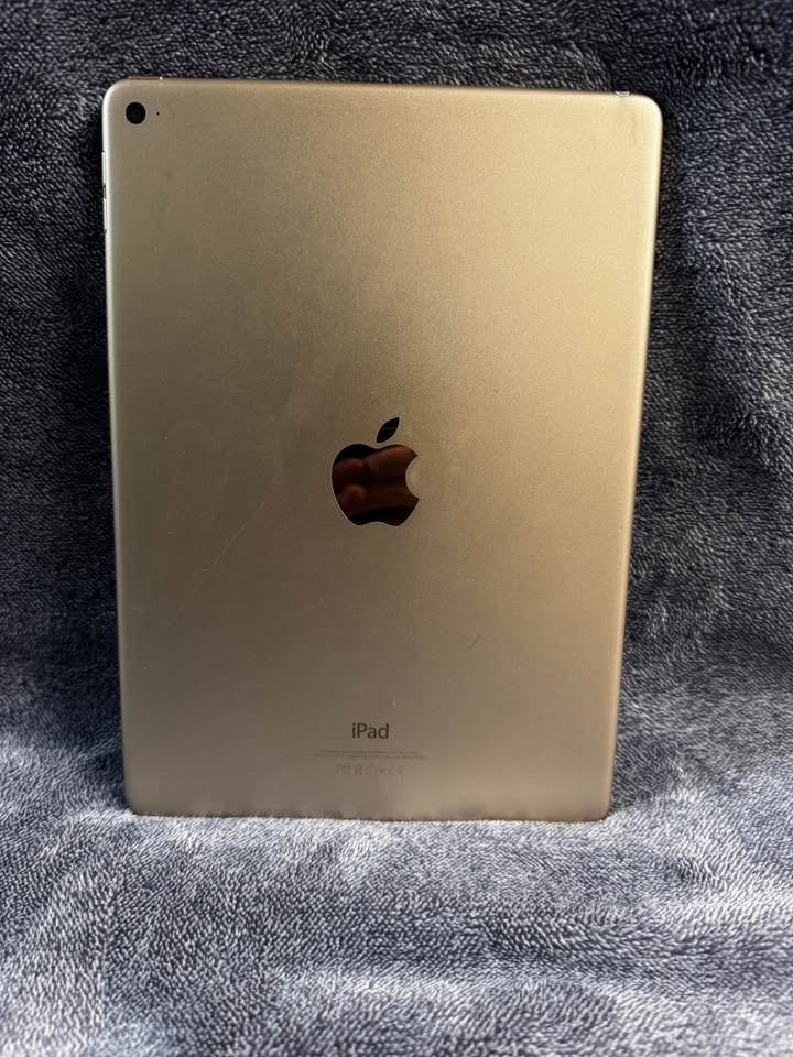 iPad Air 2 128GB Gold with NEW charging cable! - photo 5