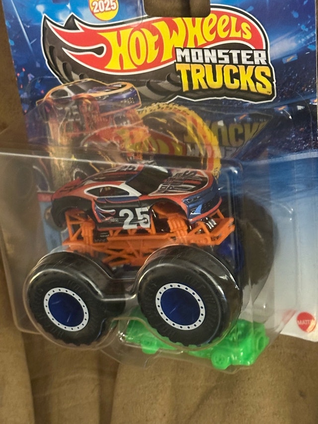 Hot Wheels 16 Chevy Camaro - photo 3