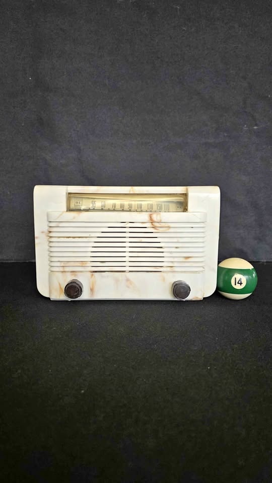 1948 General Electric BEETLE swirl bakelite radio model C122