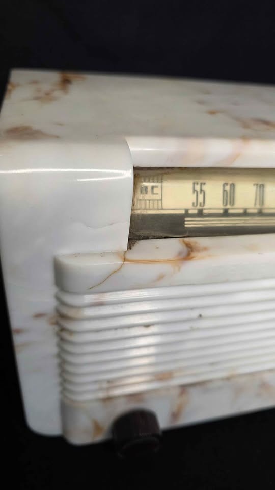 1948 General Electric BEETLE swirl bakelite radio model C122 - photo 4