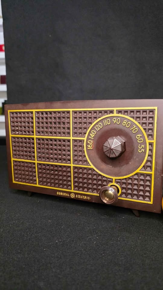 1955 General Electric Antique Tube Radio Model 419 - photo 2