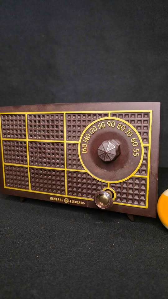 1955 General Electric Antique Tube Radio Model 419 - photo 3