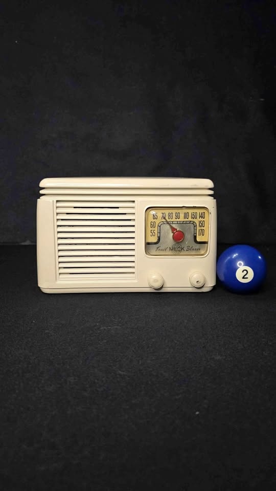 1948 Meck Trailblazer Antique Midget Tube Radio