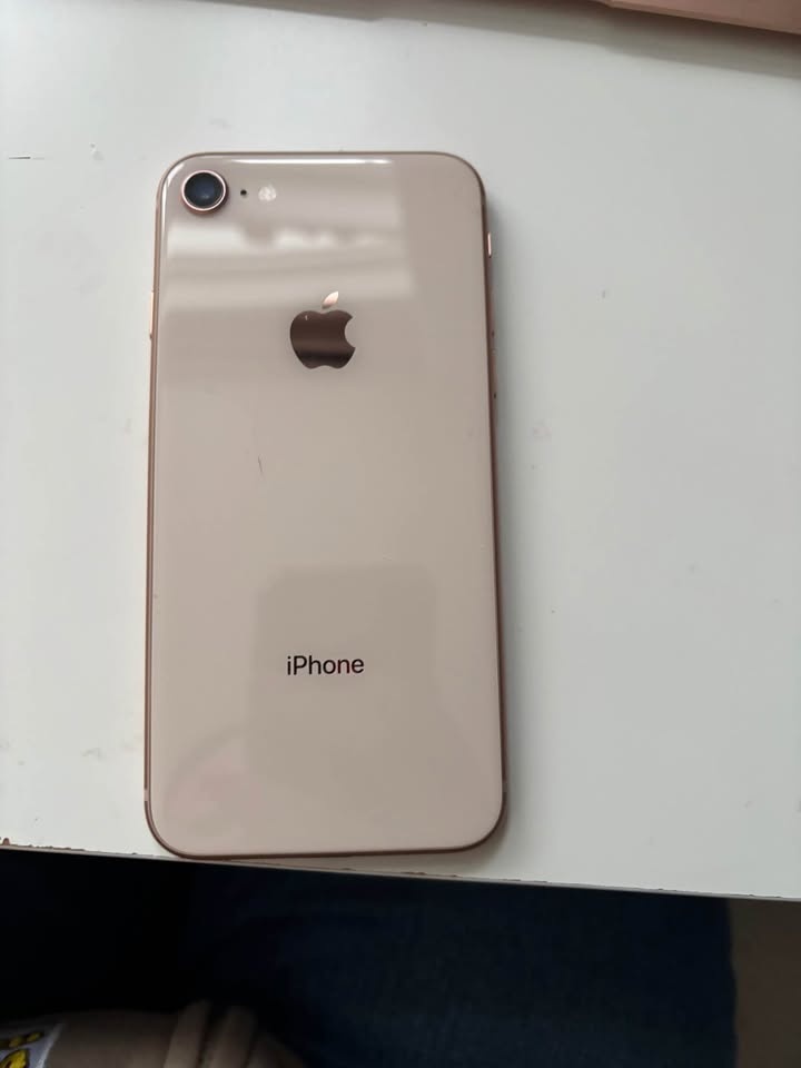 iPhone 8 - photo 2