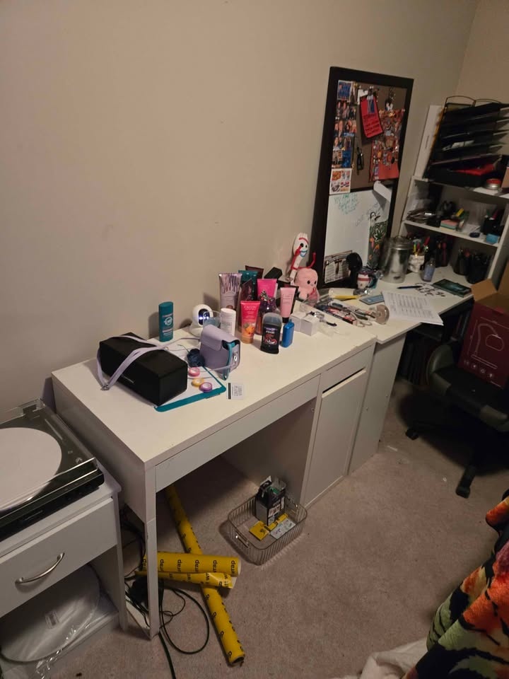 White desk - photo 2