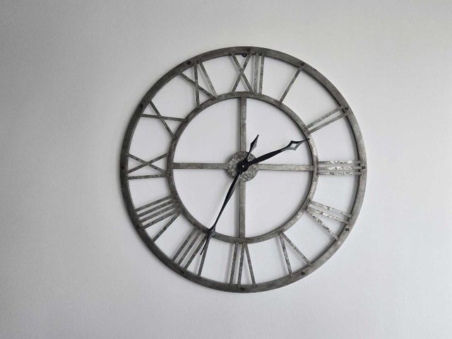 Timeless Vintage Style Roman Numeral Clock - Mint Condition