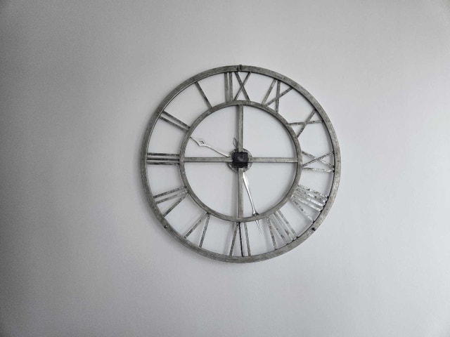 Timeless Vintage Style Roman Numeral Clock - Mint Condition - photo 2