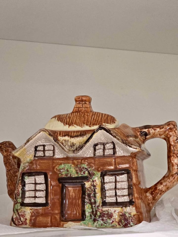 Tea pot and cups set