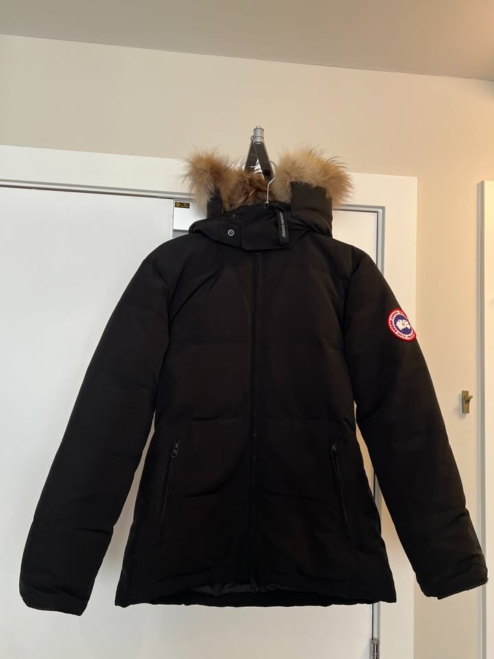 Canada Goose women’s parka (small) - photo 2