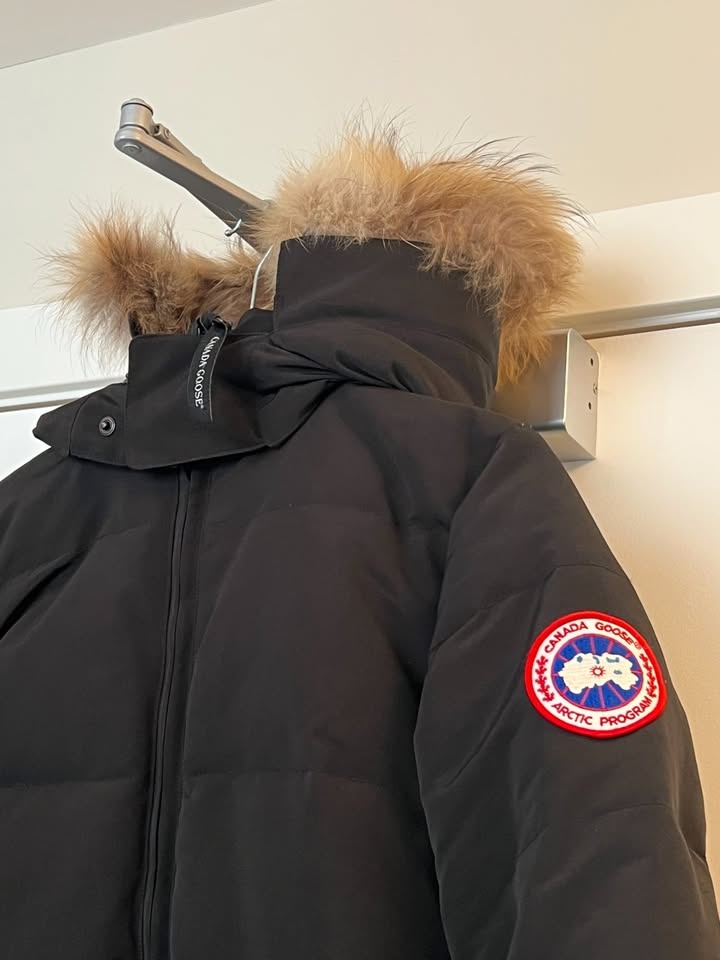 Canada Goose women’s parka (small) - photo 3