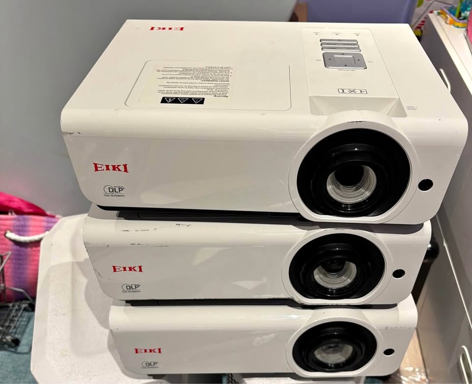 EIKI EK-400XA LCD Projector