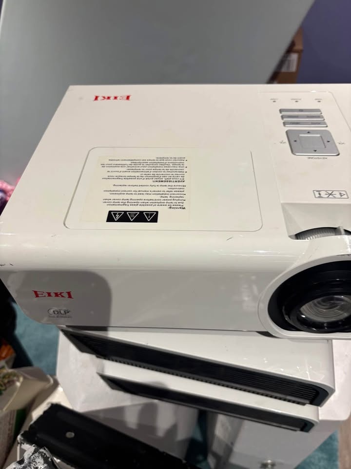 EIKI EK-400XA LCD Projector - photo 2
