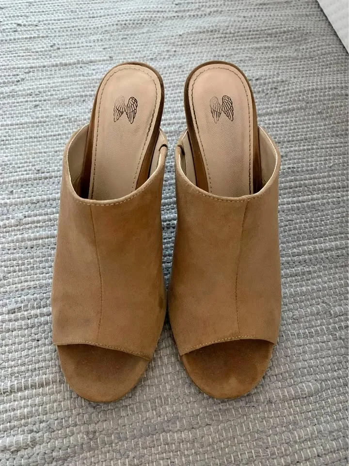 Victoria secrets shoes ￼- size 8.5 thumbnail