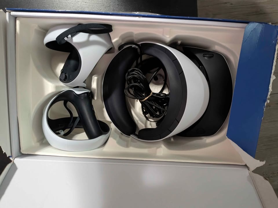 Playstation PSVR2 headset, controllers and earbuds with box - photo 3