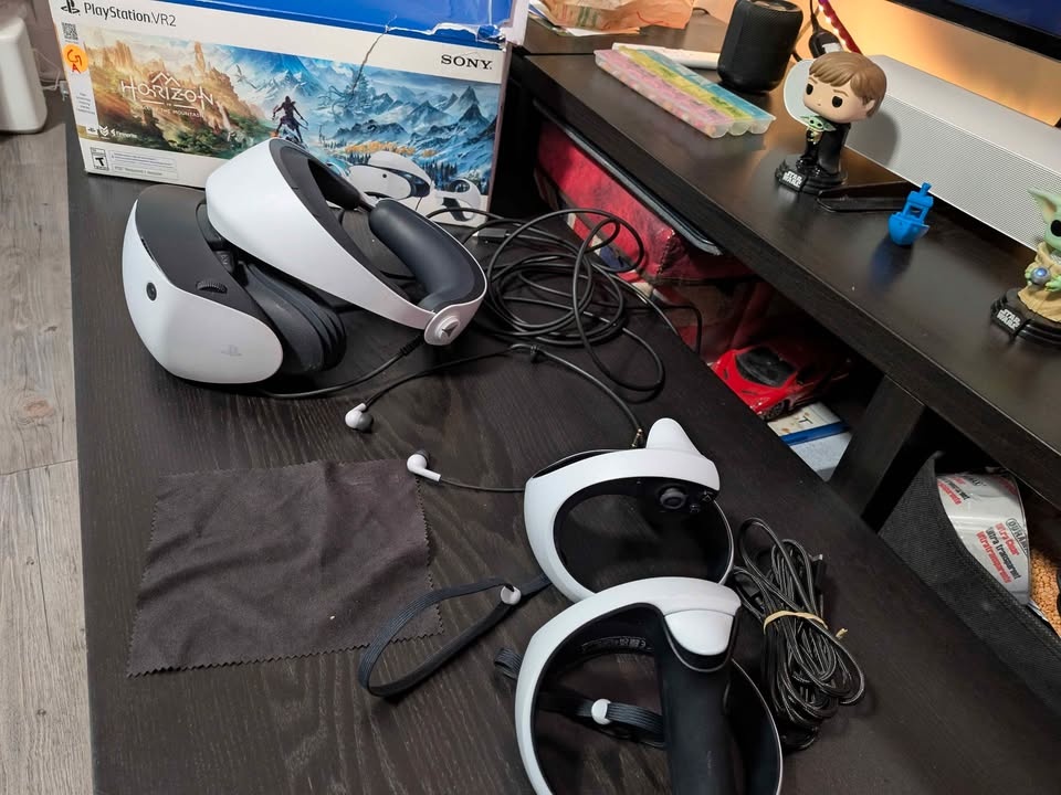 Playstation PSVR2 headset, controllers and earbuds with box - photo 4