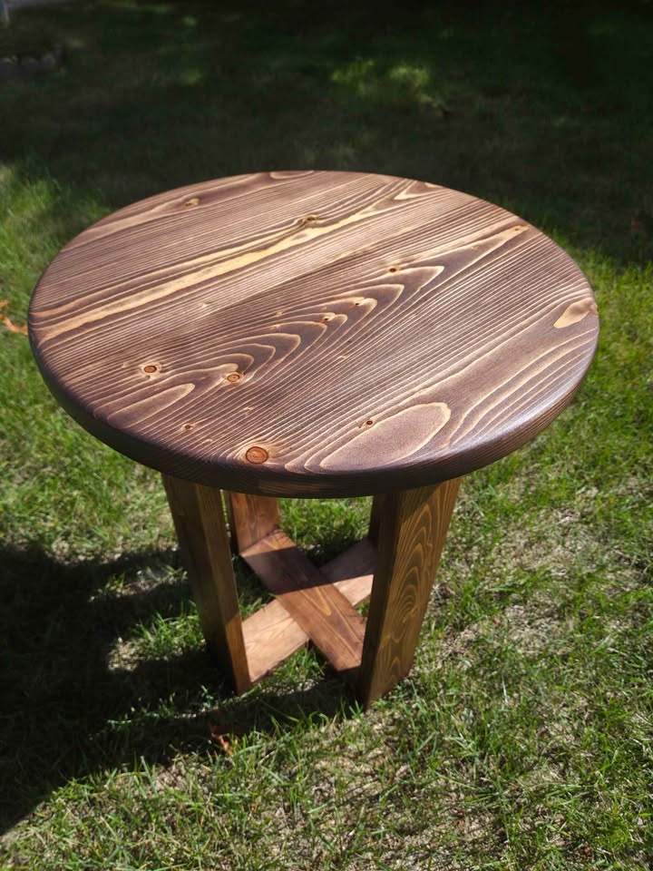 Pine side table - photo 4