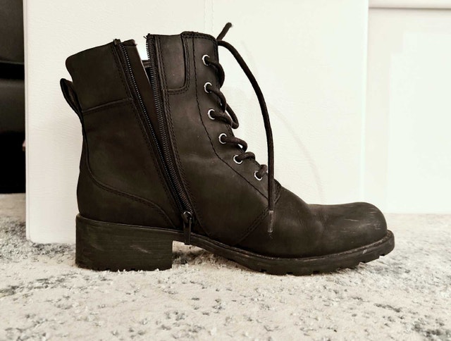Clarks female leather boots