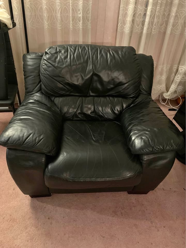 LORENZO Genuine Leather Single Couch in Very Good Condition!