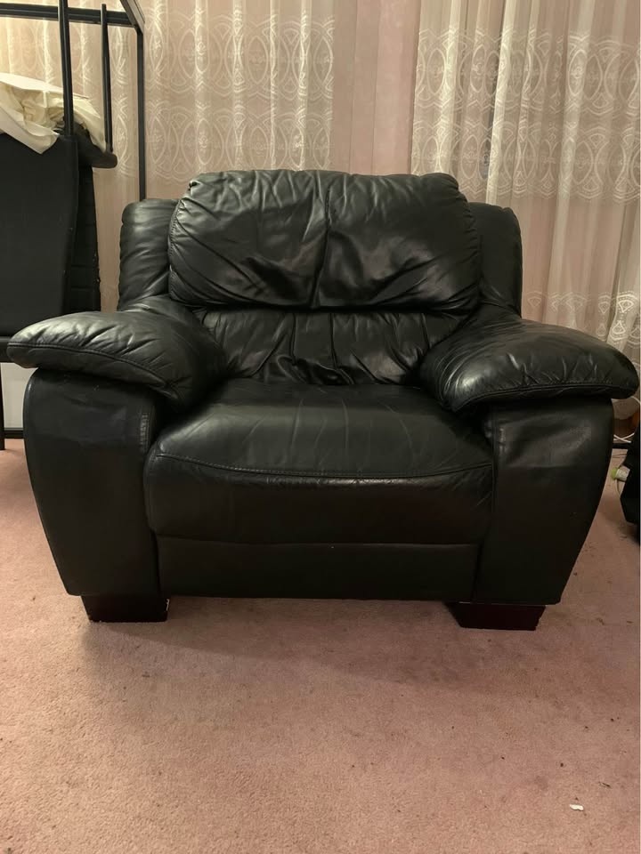 LORENZO Genuine Leather Single Couch in Very Good Condition! - photo 2