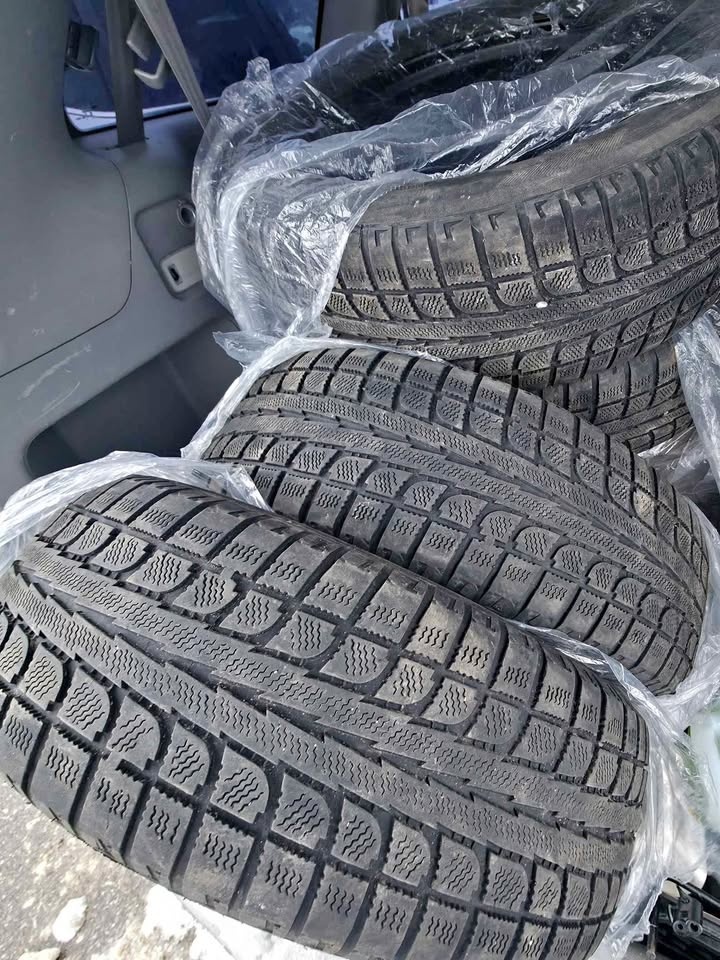 225 65 R17 Maxtrek winter tires