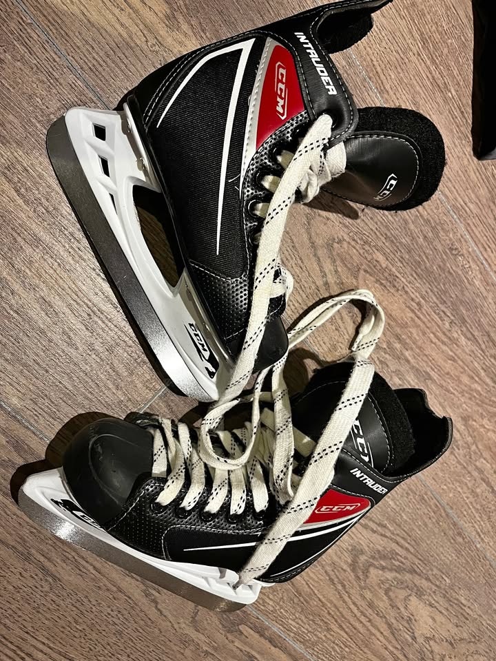 CCM 11J junior hockey skates