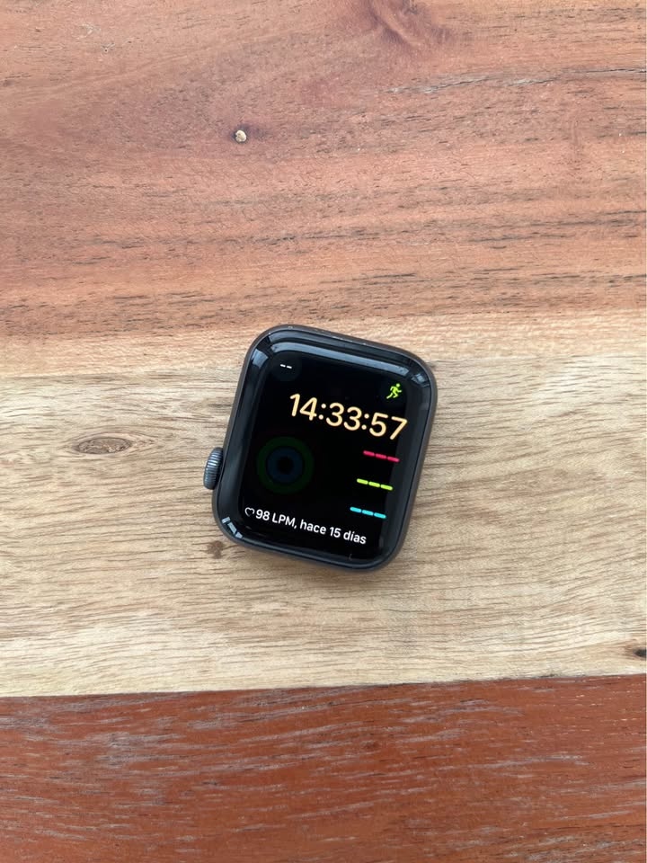 Apple Watch Series 4 40mm - Good Condition - photo 3