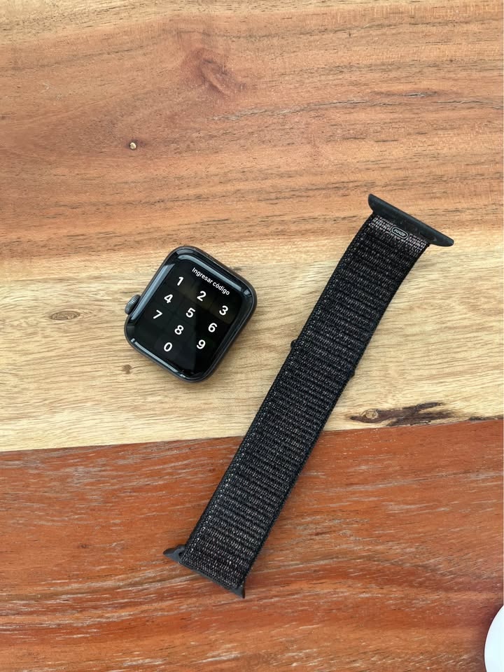Apple Watch Series 4 40mm - Good Condition - photo 4