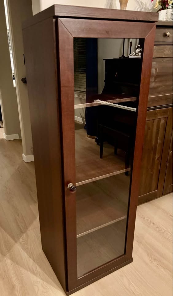 Curio cabinet with glass-front door - photo 2