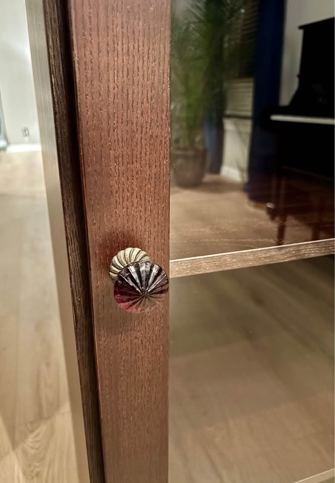 Curio cabinet with glass-front door - photo 4