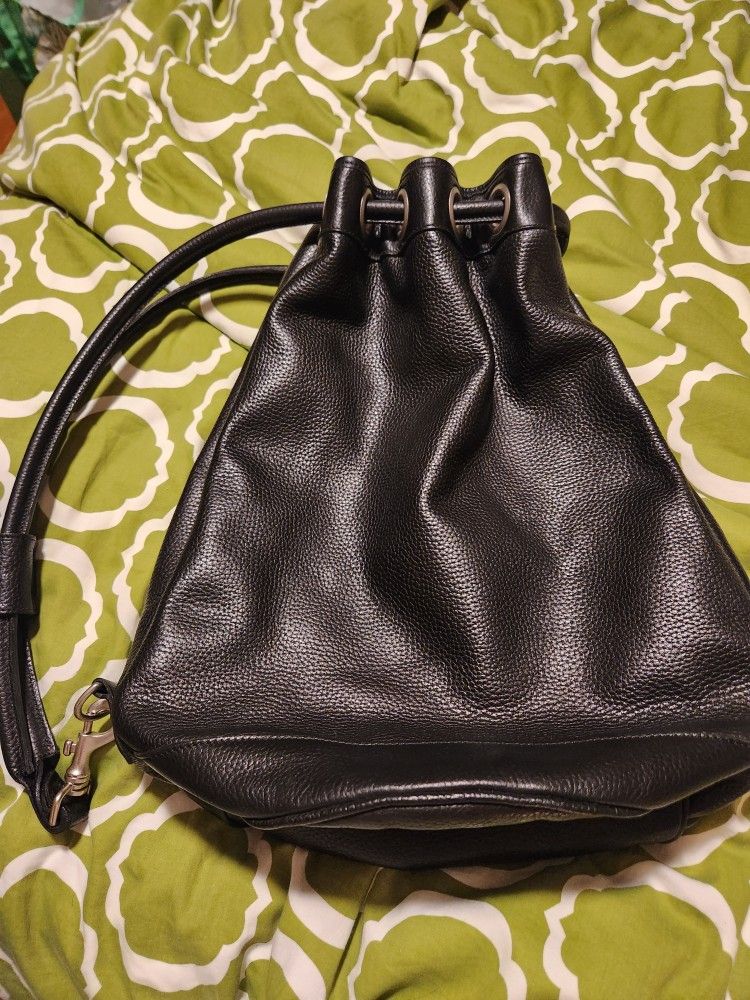 LEVENGER THICK LEATHER SLING BAG