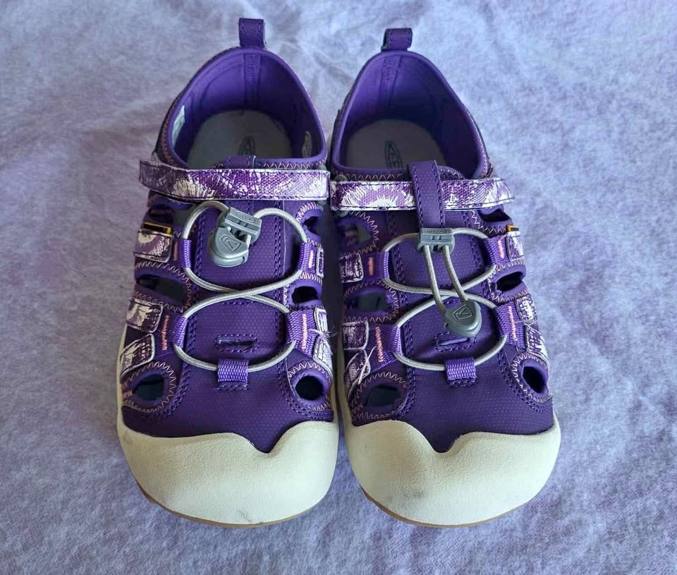 KEEN Movie Closed Toe Girls Sandal Size6, Washable, Adjustable