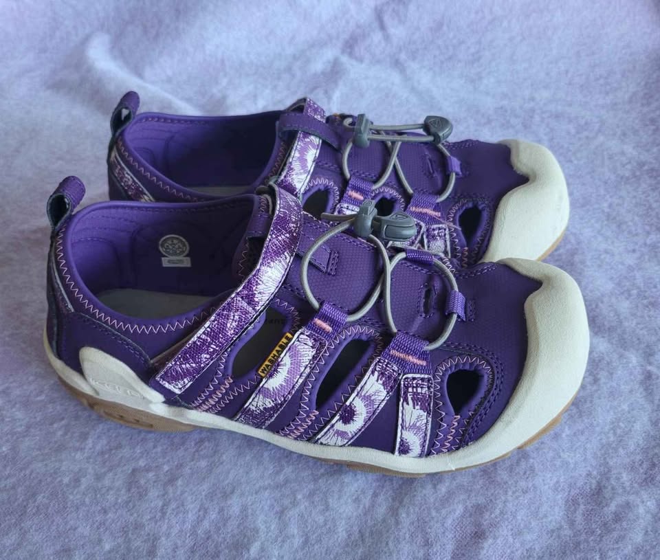 KEEN Movie Closed Toe Girls Sandal Size6, Washable, Adjustable - photo 2