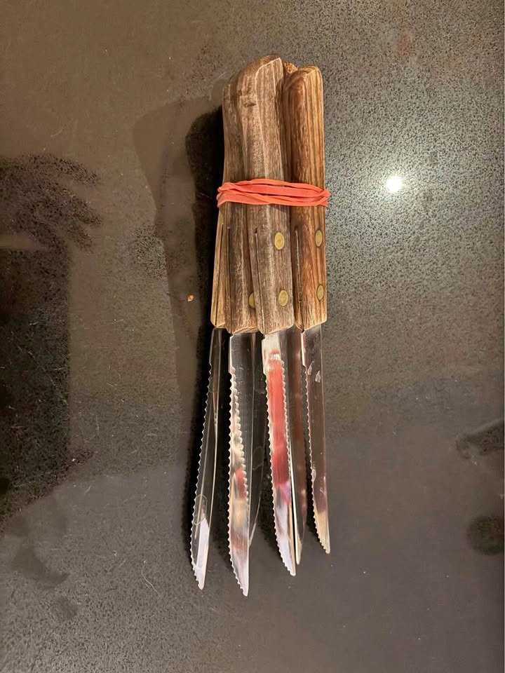 Set of serrated steak knives