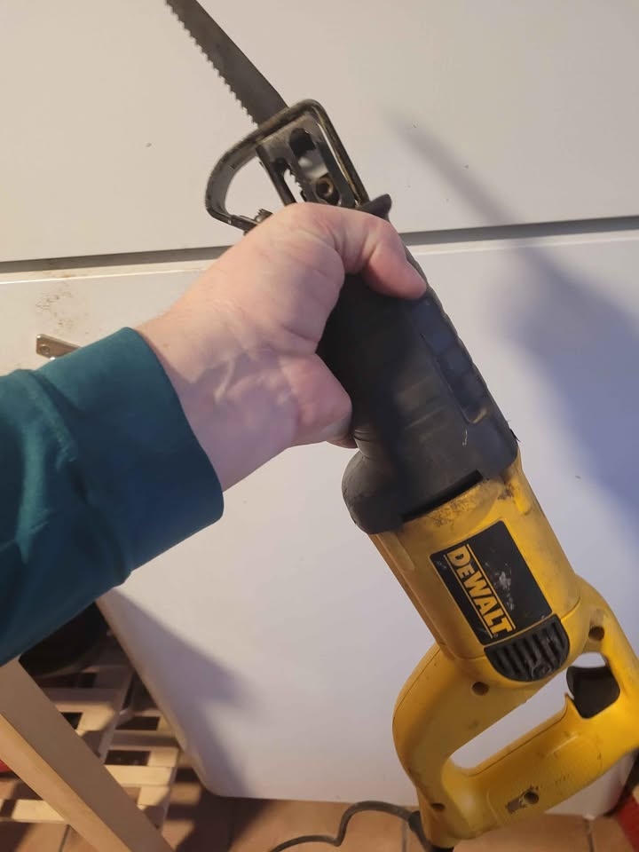 DeWALT reciprocating saw 120V - photo 2