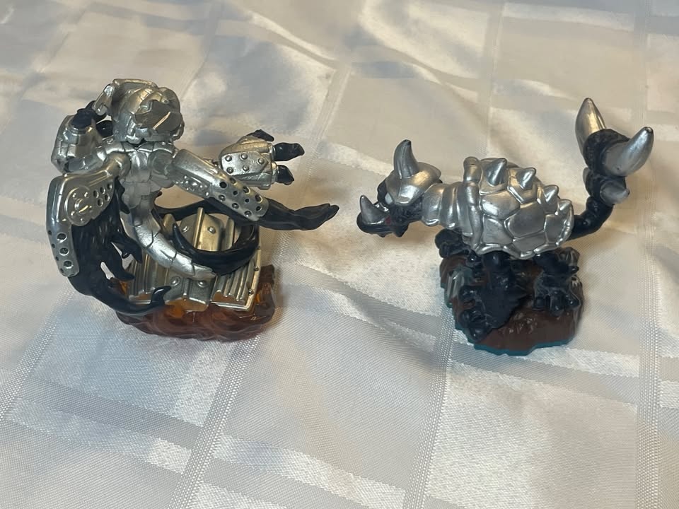 Pair of Dark Skylanders - photo 2