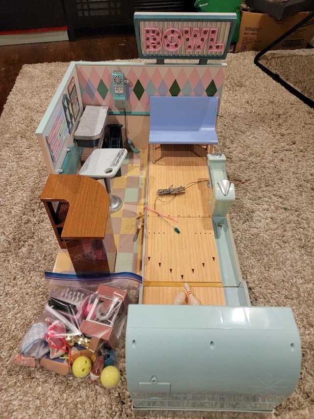 Toy electronic bowling alley