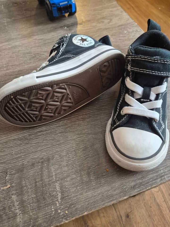 Kids Converse Size 8 - photo 2