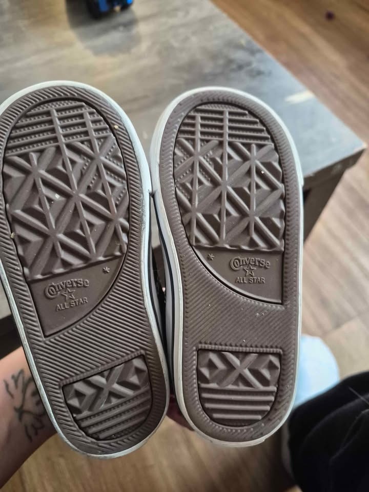 Kids Converse Size 8 - photo 3