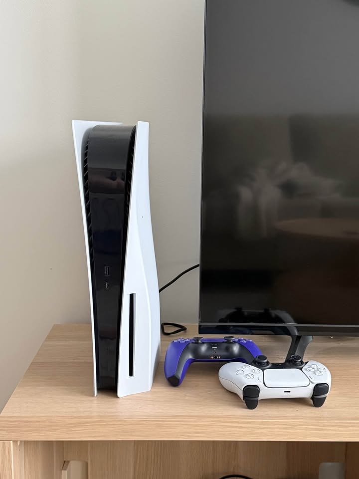 PlayStation 5 Disc Edition Bundle – 2 Controllers + PS5 Headset - photo 2