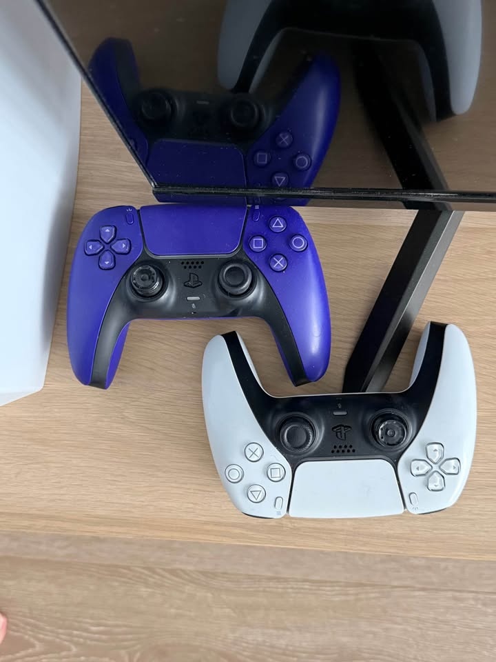 PlayStation 5 Disc Edition Bundle – 2 Controllers + PS5 Headset - photo 3