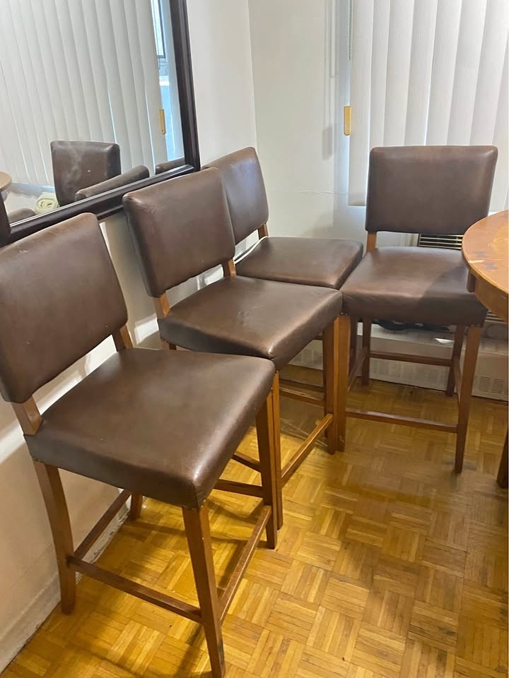 Round Wooden Dining with 4Leather Chairs