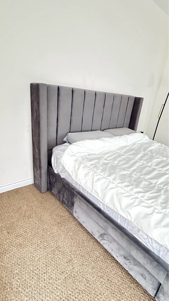 Grey Velvet Tuffed Queen Storage Bedframe - photo 3