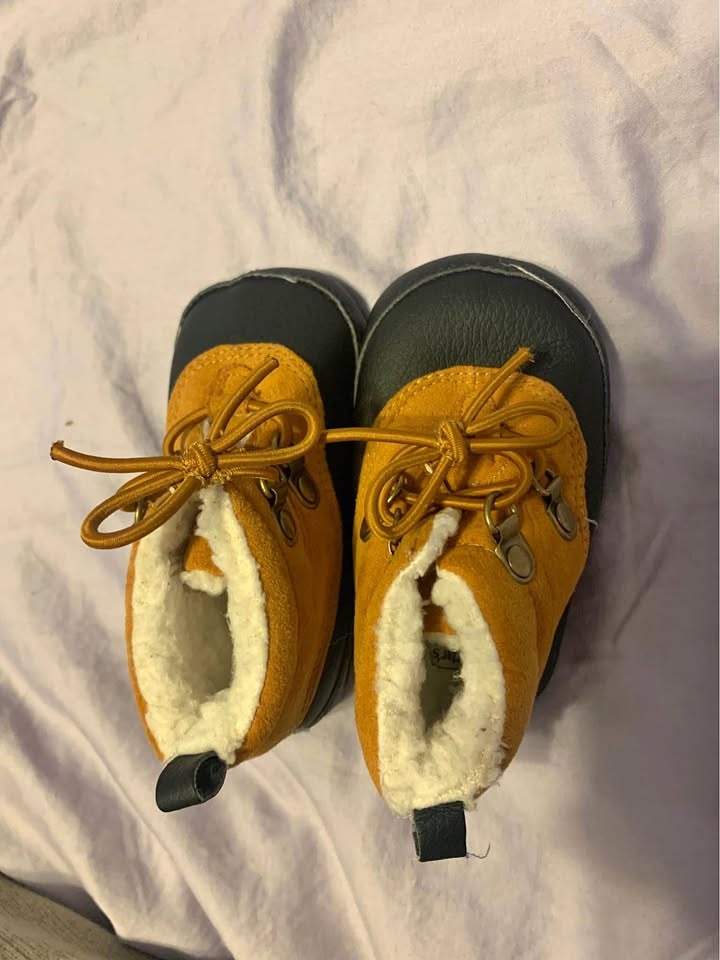 Carter’s 6-9mo booties