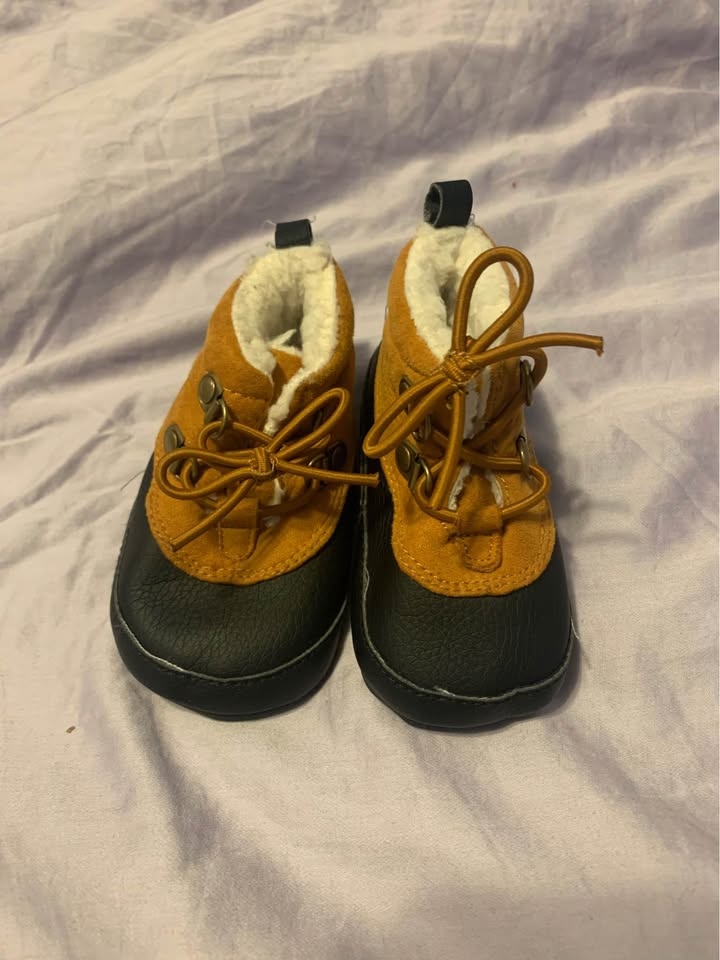 Carter’s 6-9mo booties - photo 2