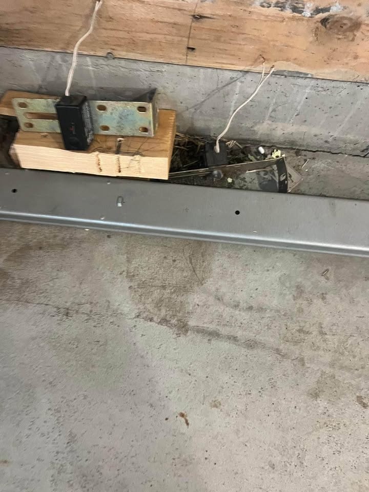 Ryobi garage door opener with two remotes door sensors etc - photo 4