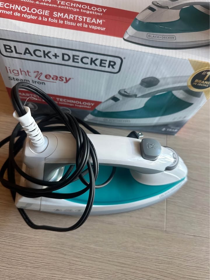 Black+Decker Light ‘N Easy Steam Iron - photo 3