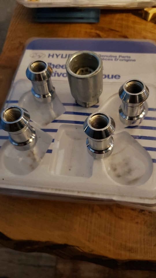 Hyundai Wheel Locks used - photo 5