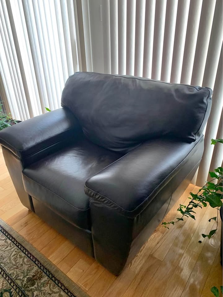Excellent Condition Brown Leather Couch